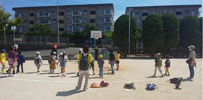 鬼門で鬼さんが転んだをする子ども達の写真