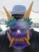 スタッフ力作の鬼の面をかぶる子育連会長の写真