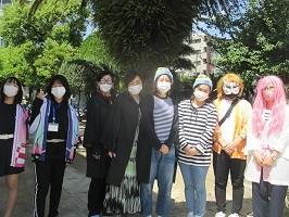 仮装してやる気スイッチが入った保護者達の写真