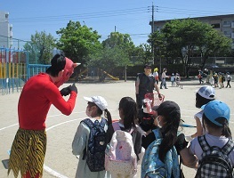 実は優しい鬼と子どもたちの写真