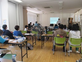 会議の会場全体の写真