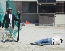 鬼の親玉に扮した子育連会長らの寸劇の写真