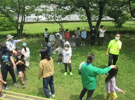 桜の木陰で遊ぶ子どもたちの写真