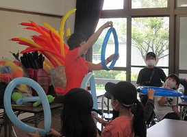 バルーンアートを指導している写真