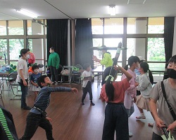 バルーンロケットを投げて遊ぶ子どもたちの写真