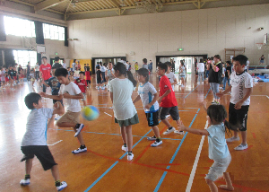 子どもたちがドッジボールで遊んでいる様子