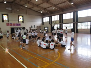 体育館を動き回ってゲームの進行をする子どもリーダー