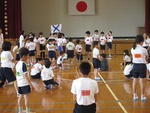マルバツクイズの運営進行をする子どもリーダーの写真