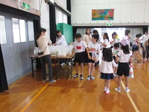 参加した１年生へお土産を配る子どもリーダー