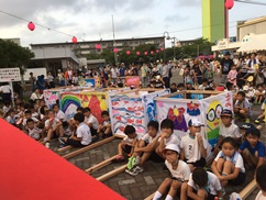 みこしと子どもたちの集合写真