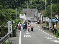 歩いている画像: