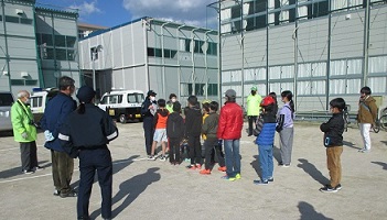 最後に早良警察や地域の方からのお話を聞いて、子ども達から挨拶をする写真