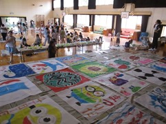 体育館にずらっと並んだ絵の写真