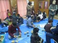 竹でそれぞれのお椀をつくっている参加者たちの様子