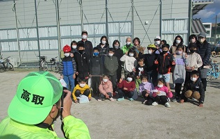 親子で学んだ充実の笑顔で記念撮影する写真