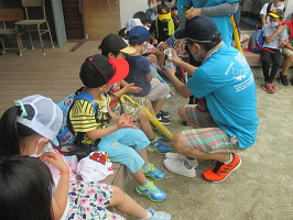 画像:手指を消毒