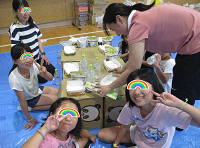 段ボールを再利用したベッド兼食卓の画像