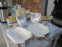 牛乳パックを再利用した食器の画像