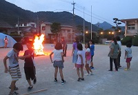 リーダーが点火する画像