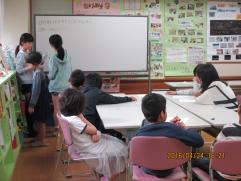 ホワイトボードを囲んで考え中，の様子