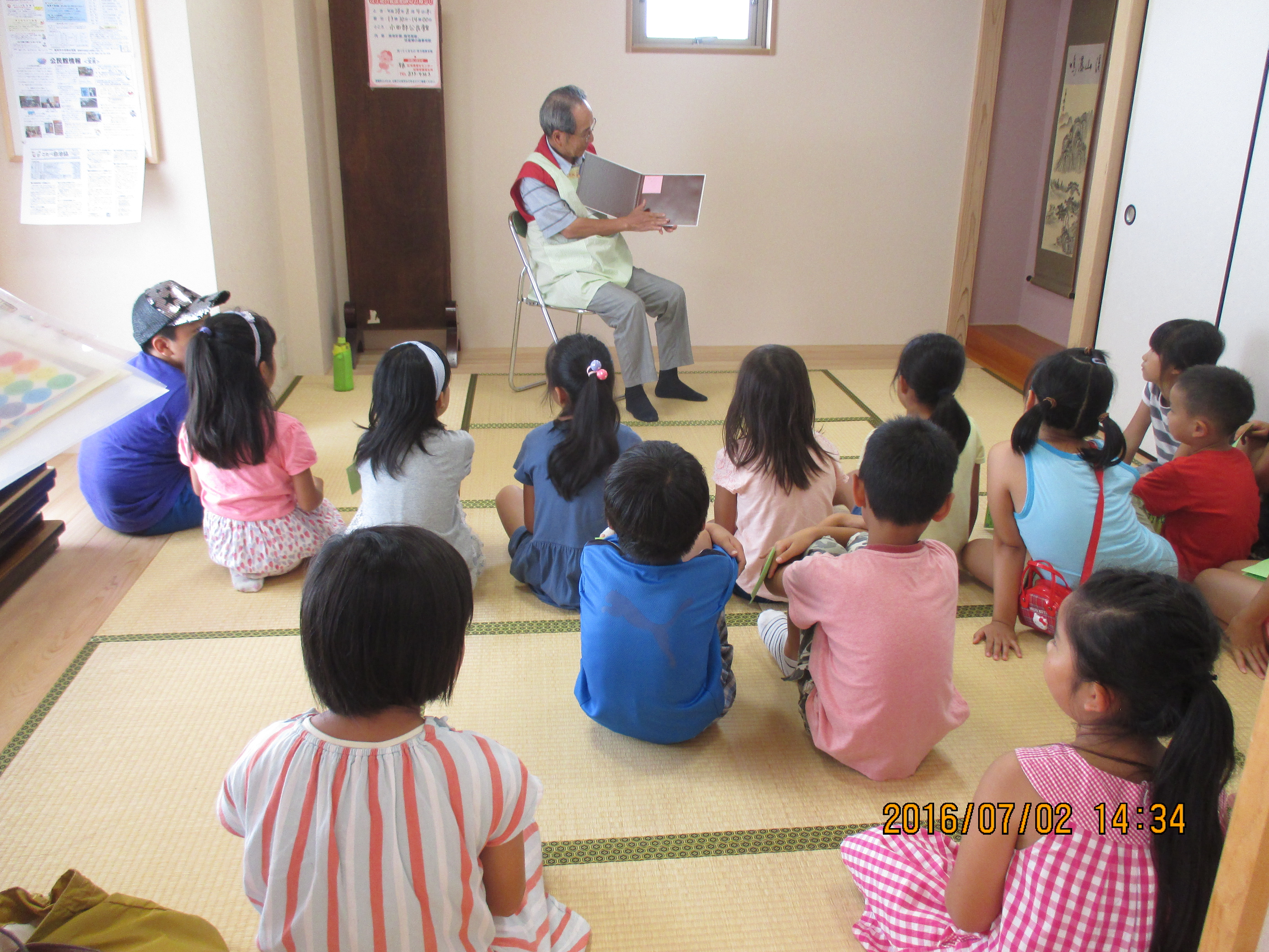 読み聞かせをじっと聴くこどもたちの写真