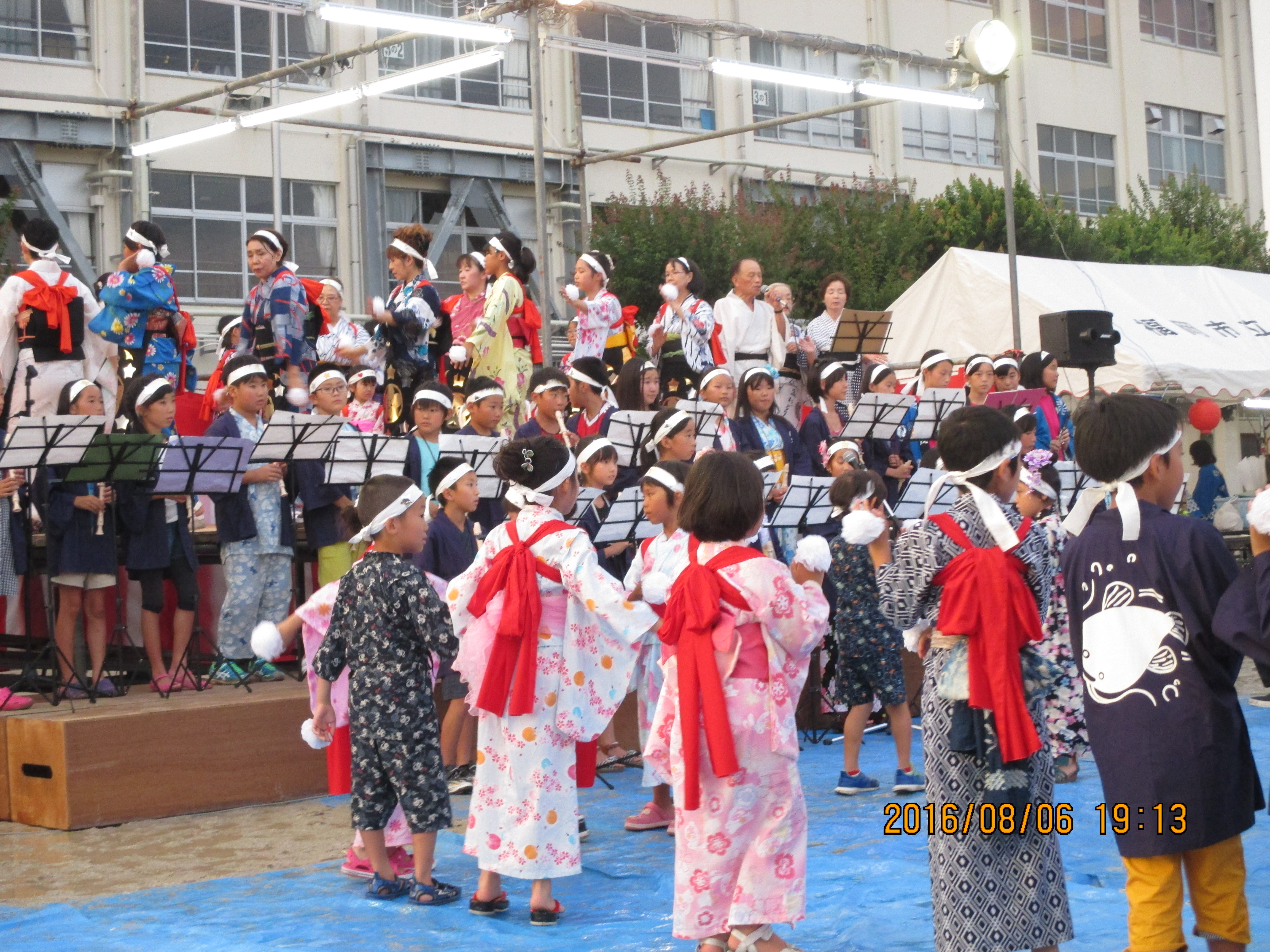 夏祭り当日　檀上で演奏するのこどもたち