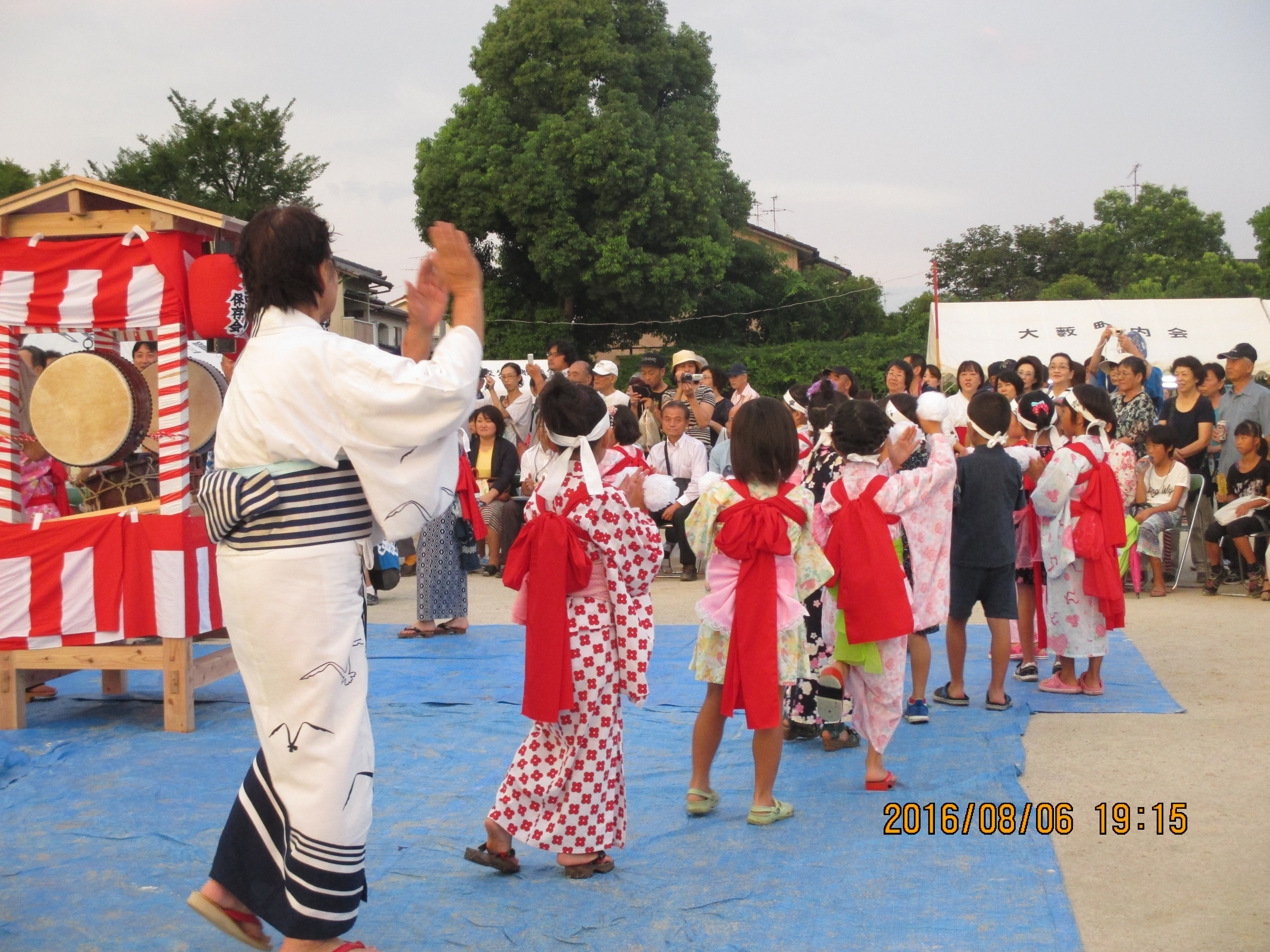 夏祭り当日　浴衣と白鉢巻姿での盆踊り