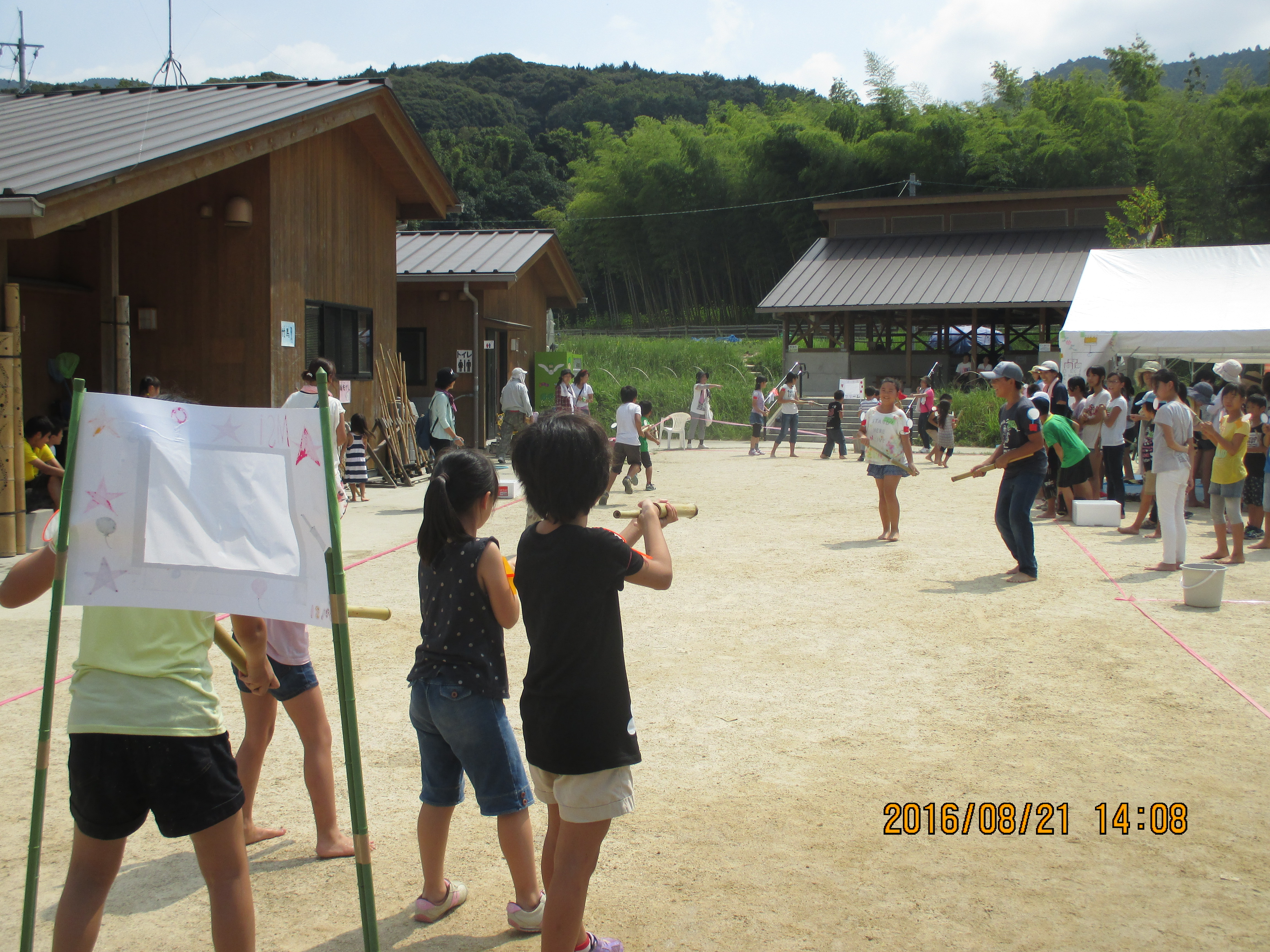 手作りの水鉄砲をかまえる子どもたち