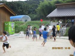 旗目がけて水鉄砲を発射。見事，打ち抜きました