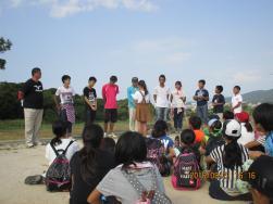 整列した大人スタッフにお礼を述べる子ども