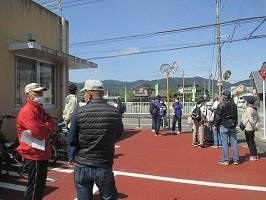 集合した子どもたちと見守る関係者の写真