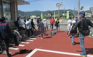 ストレッチして準備運動中の写真