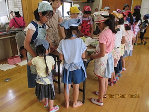 子どもたちが作った料理を配膳している写真