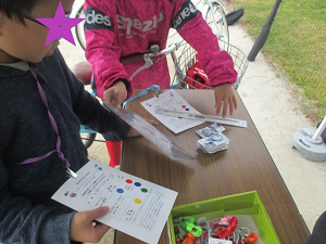 子どもたちがチャレンジカードに記録している様子