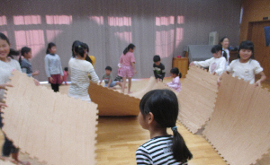 子どもたち全員が片づけする様子