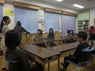 順番に立って自己紹介をするのを聴く子ども達