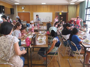 子どもたちが作った料理を食べている写真