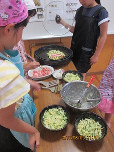 子どもたちが野菜を切り終わったあとの写真