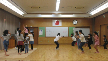 子どもたちを2班に分ける様子