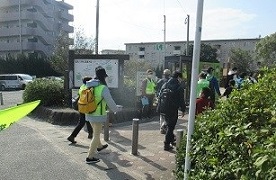 「横断中」の旗を手に子ども達に寄り添って歩くレンジャーさんの写真２