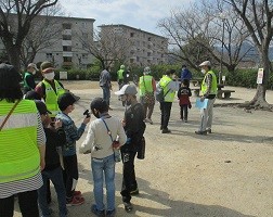 説明を聞いて準備する子どもたちの写真