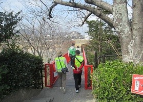 赤い小さな橋の向こうへ探検隊出発する写真