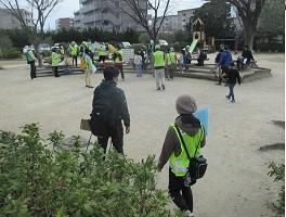 子どもたちが探検を終えて集合する写真