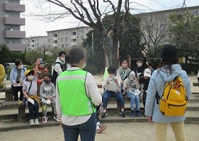 発見したことを元気に発表する子どもたちの写真