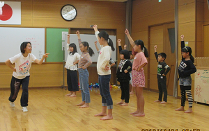 音楽にあわせチアダンスの練習風景