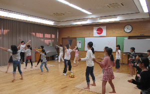 音楽にあわせチアダンスの練習風景2