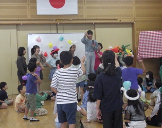 椅子の上に立つ子どもリーダーと勝ち抜きジャンケンで、一喜一憂の子ども達