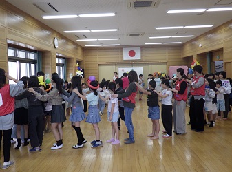 ジャンケン列車の列が長くなって、いよいよ最後のジャンケンを見つめる子ども達