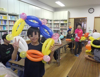 難しかった分嬉しそうにできたバルーンを手に、ピースサインの男子