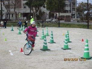 自転車に乗った子どもの様子